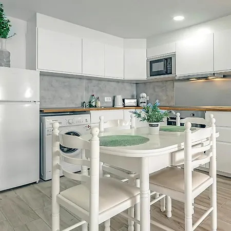 Beautiful Beachfront Apartment Sea View Apartman *