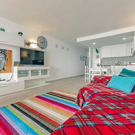 Apartman Beautiful Beachfront Apartment Sea View
