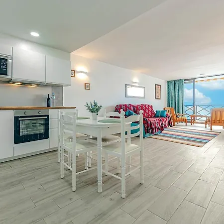 Beautiful Beachfront Apartment Sea View *